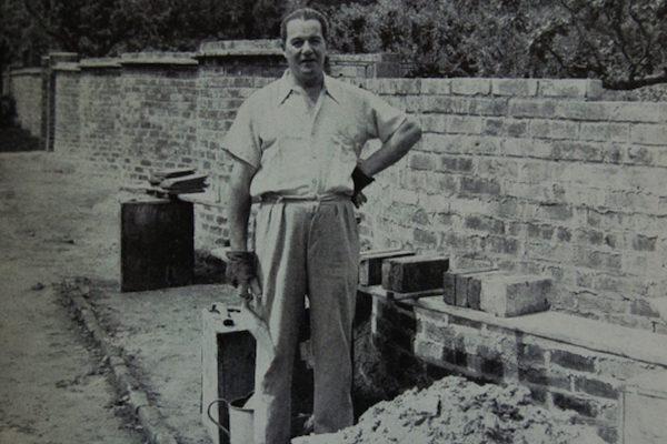 dennis wheatley building his crinkle crankle wall in Lymington