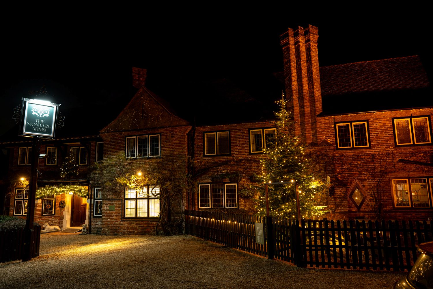 Montagu Arms Beaulieu front entrance at Christmas