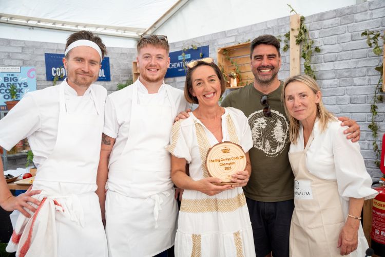 Careys Manor Chefs with Cook Off Winner Lou Chapman alongside Chris Bavin and Jen Williams 750x500