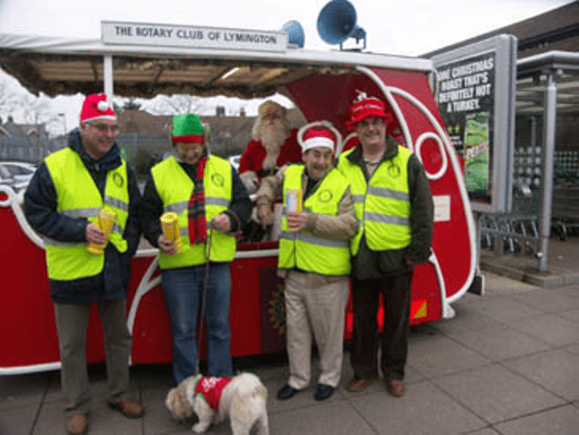 father-christmas-santa-sleigh-lymington-rotary-elves.png - 447.36 kb