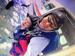 Daring Carers skydive for hospice